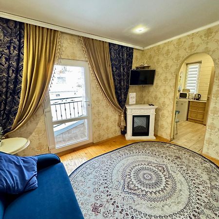 Little Paris Apartment Tsjernivsi Buitenkant foto